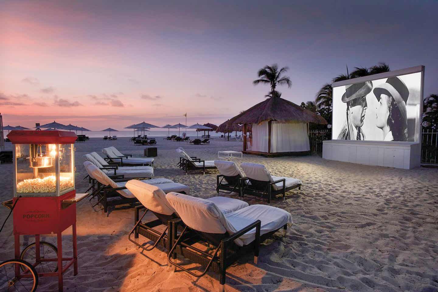 Freilicht-Kino beim Sonnenuntergang am Strand