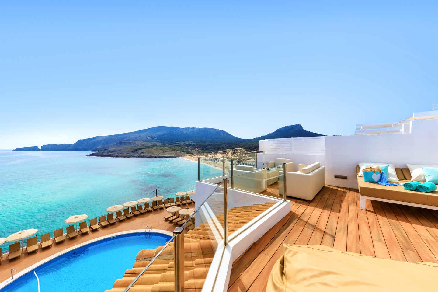 Eines der besten Familienhotels auf Mallorca – VIVA Cala Mesquida Resort & Spa mit luxuriösem Poolbereich und Blick auf das türkisblaue Meer