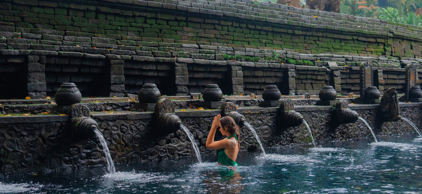 Spirituelle Reisen: Balinesischer Tempel mit Ritual im Wasser