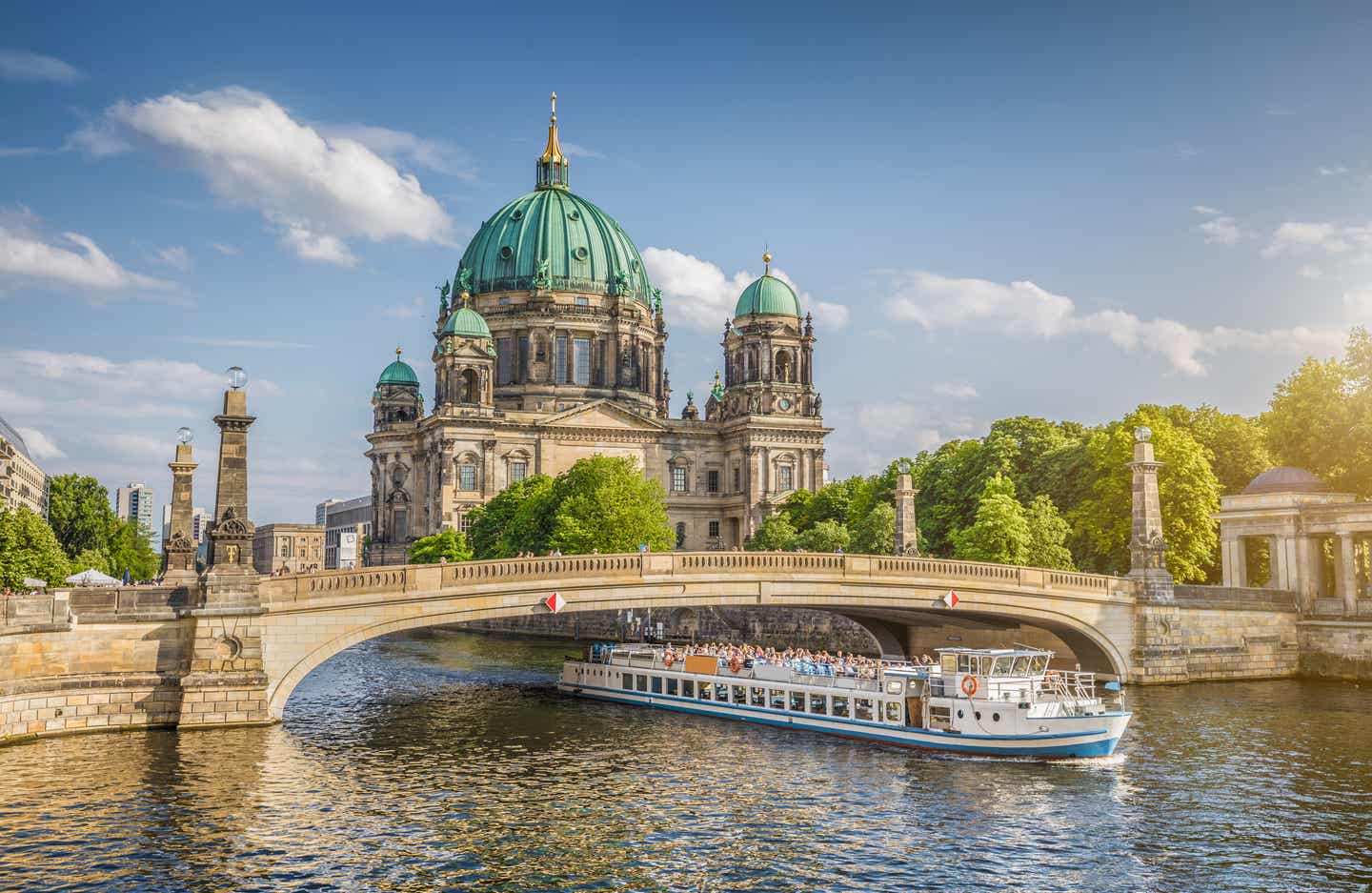 Hotels in Berlin: Schiff auf der Spree im Sonnenuntergang