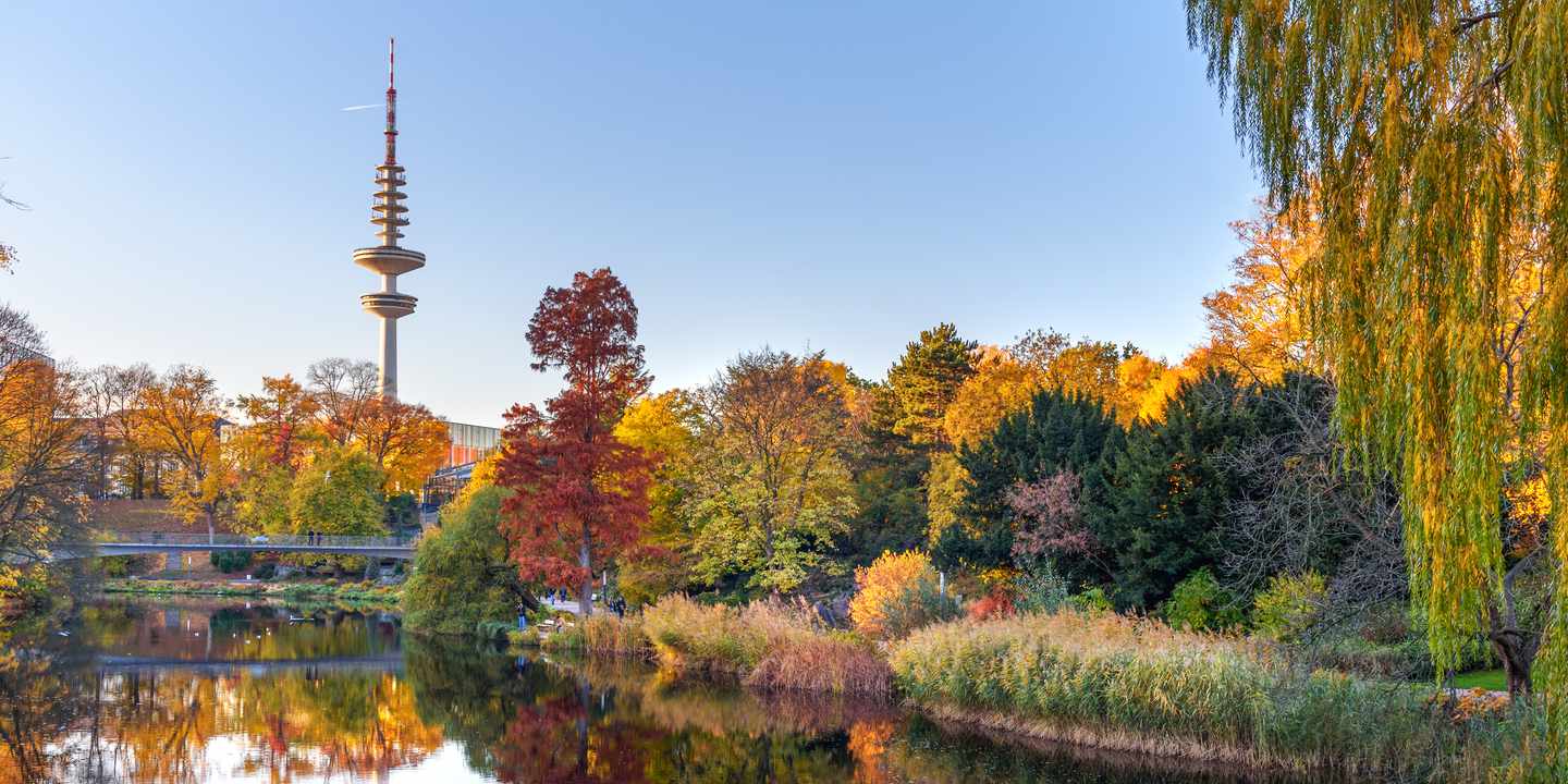 deutschland-hamburg-planten-un-blomen-heinrich-hertz-turm-herbst-see-stadtpark-g-1155494276.jpg