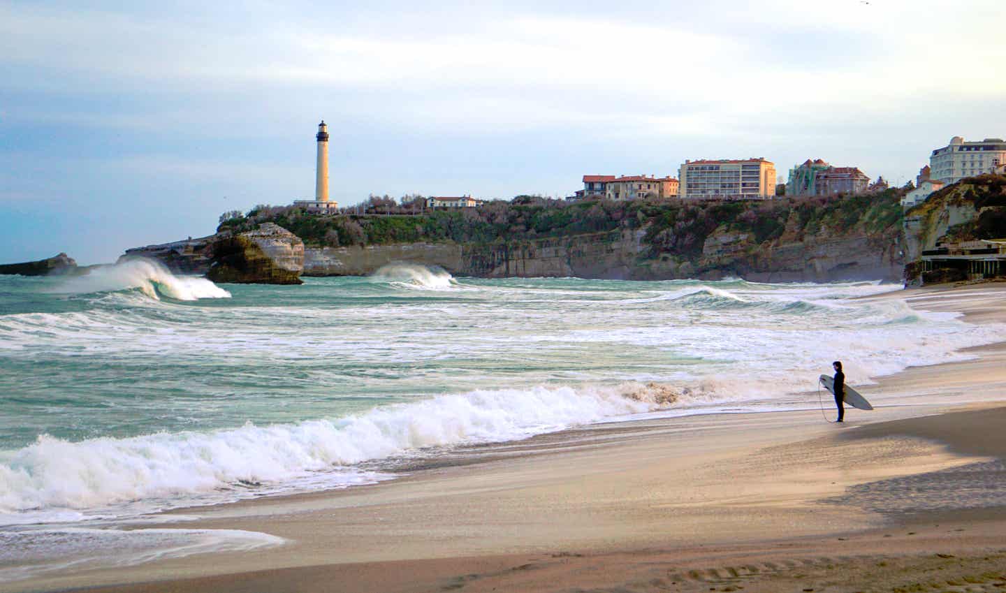 Frankreichs Strände: Surfer steht am Strand in Biarritz