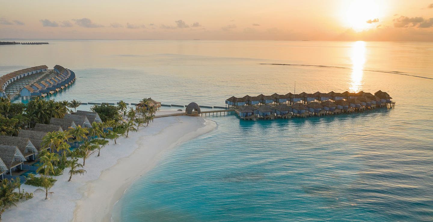 Outrigger Maldives Maafushivaru Resort bei Sonnenuntergang