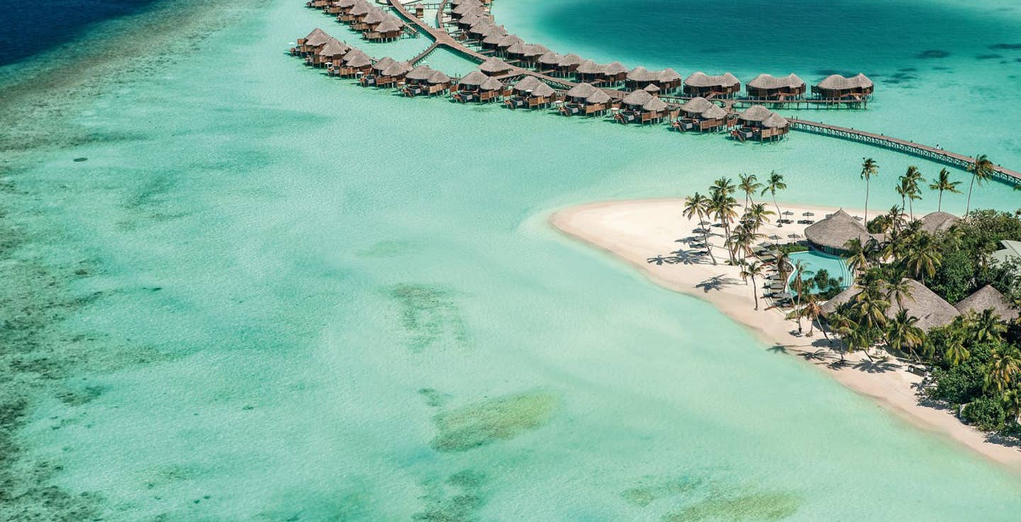 Luftaufnahme des Constance Halaveli Maldives