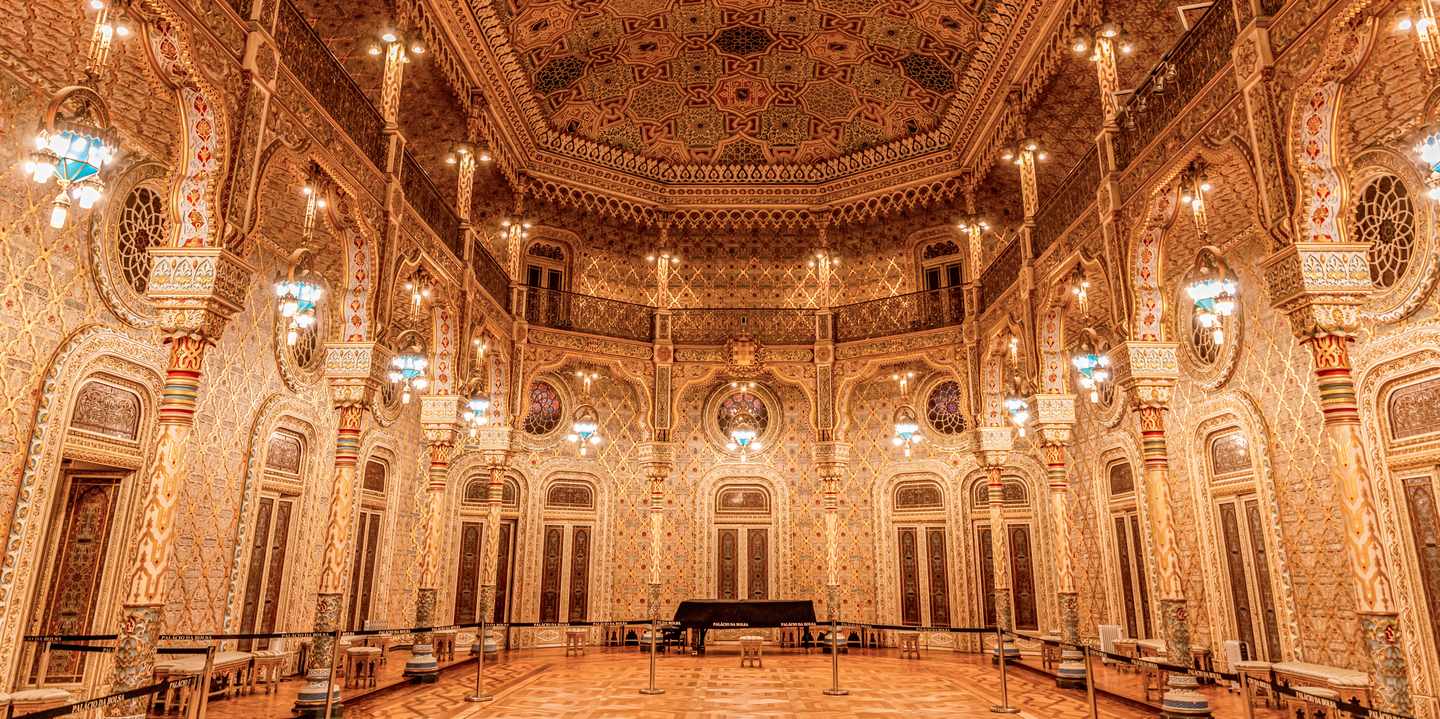 Sehenswürdigkeiten Porto – der Arabischer Saal im Palácio da Bolsa mit vergoldeten Ornamenten und Stuckverzierungen an der Decke