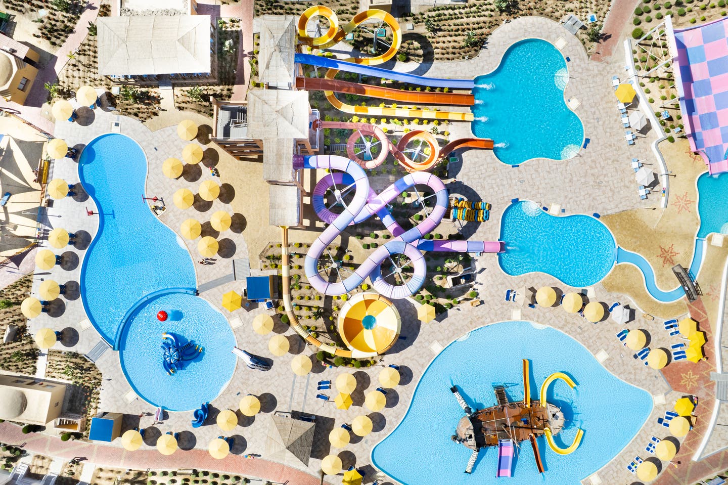 Weitläufige Poollandschaft im Topshot von einer Drohne aufgenommen