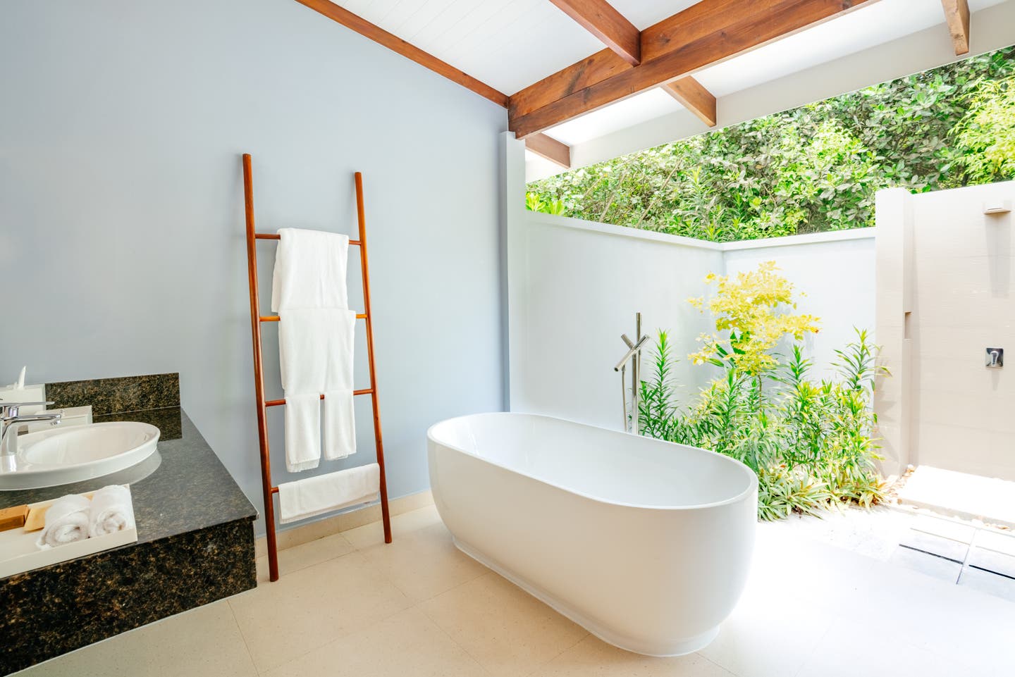 Bad mit Außendusche in einer Sunset Beach Villa