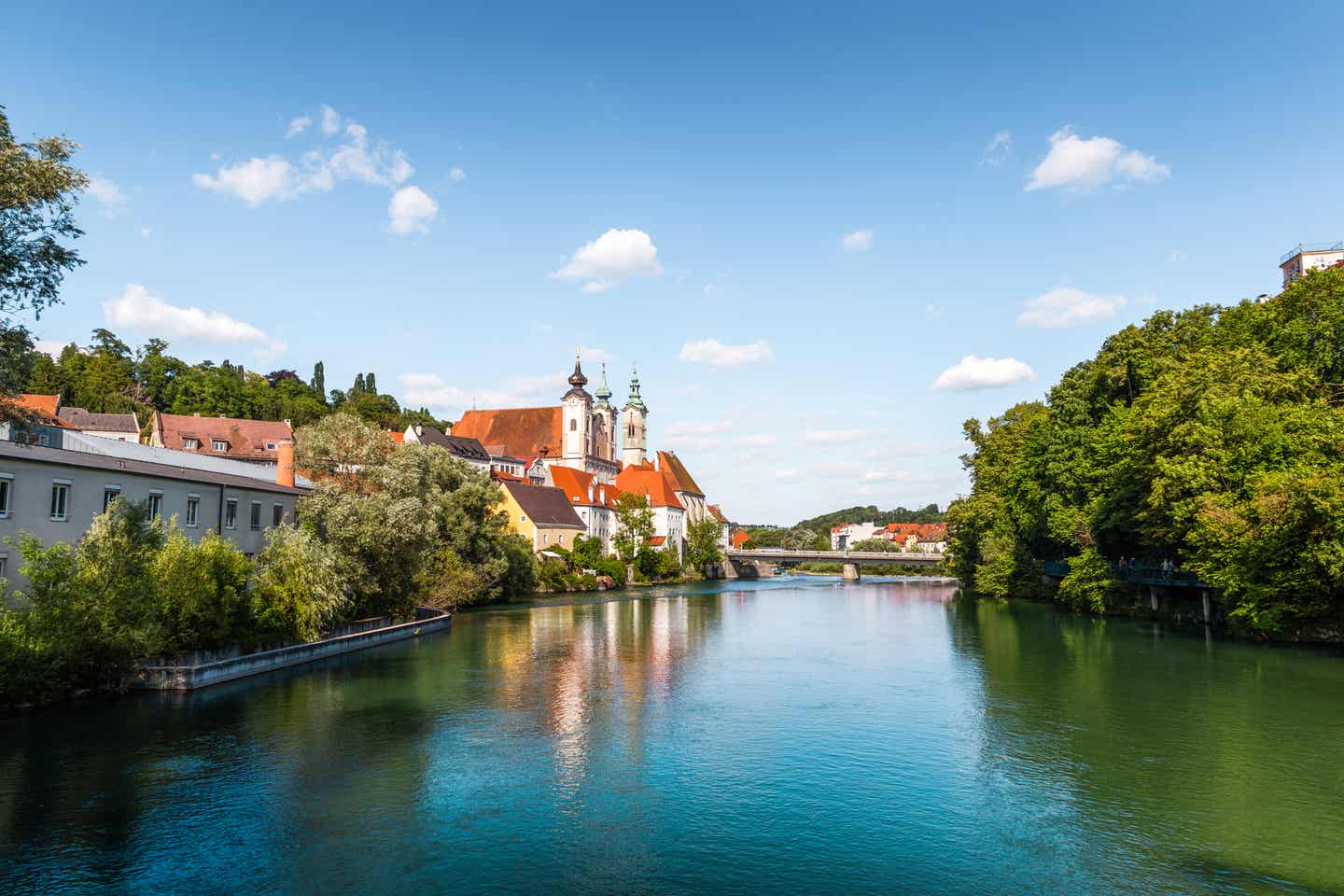 Radreise in Österreich: Blick auf die Stadt Steyr vom Fluss aus