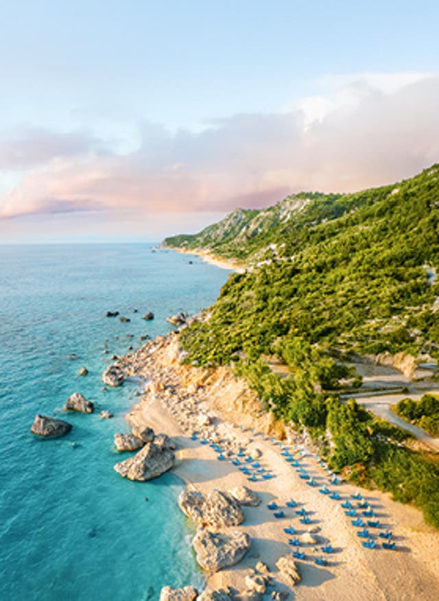 Mehr Infos hier Herbsturlaub: Ausblick auf eine Klippe am Meer