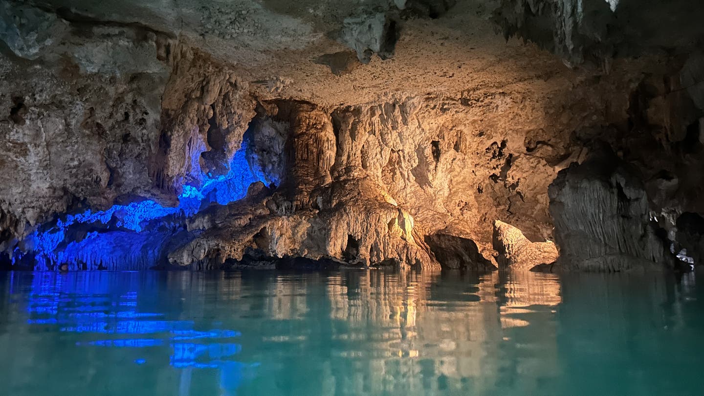 Mexiko: unterirdische Tropfsteinhöhle mit Fluss