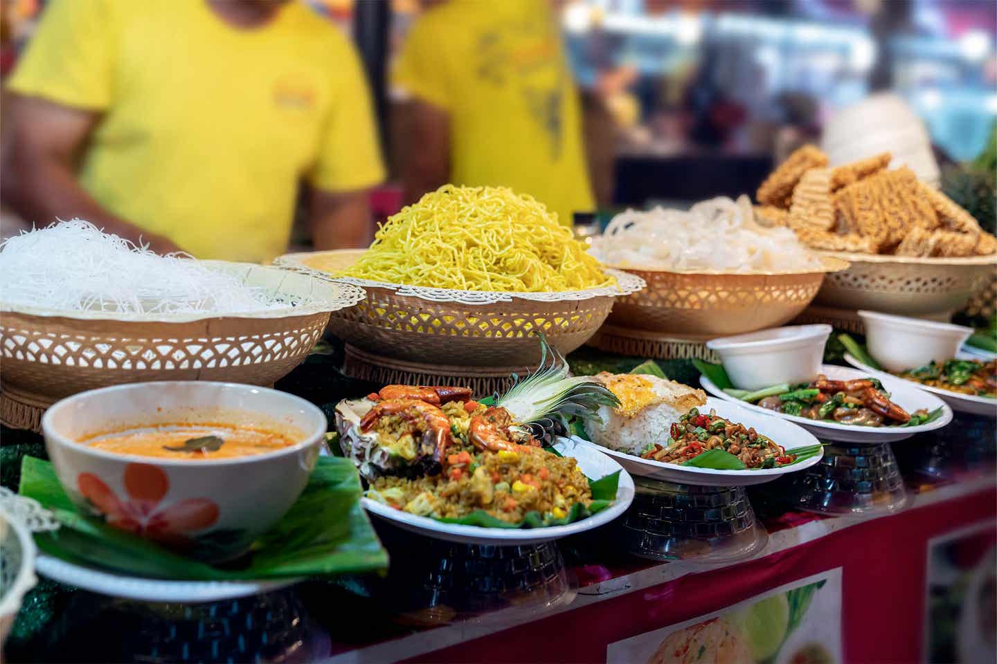 Thailändisches Essen auf einem Markt von Phuket