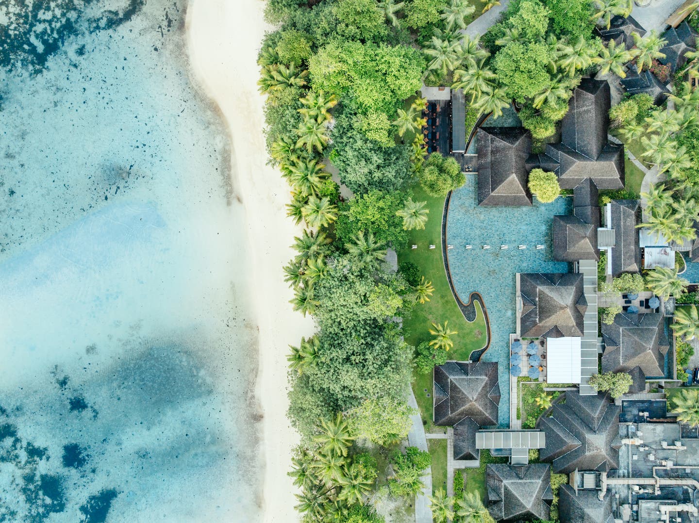 Top-Shot einer Drohne von Hotel, Poolanlage und Strand