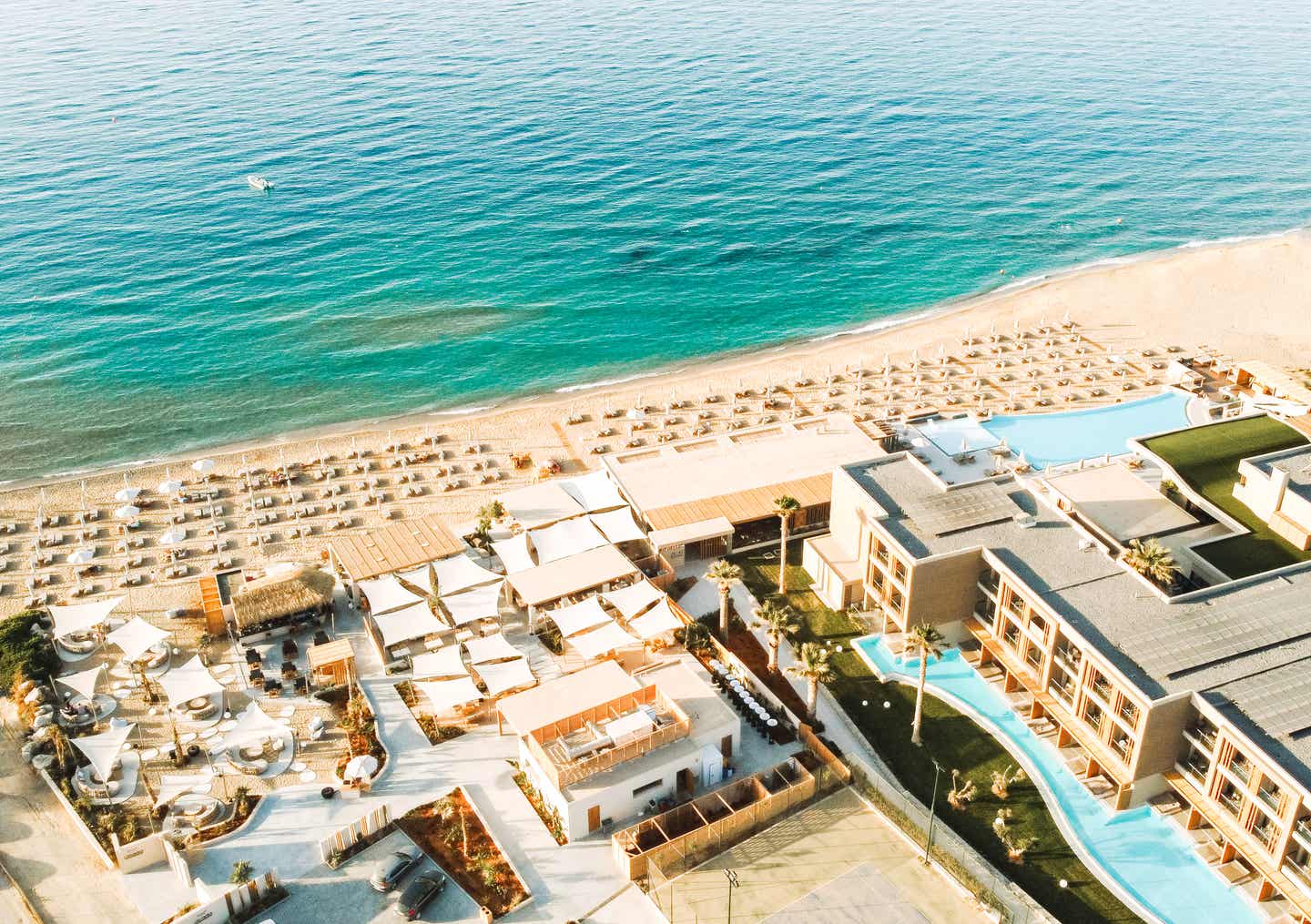 Luftaufnahme des Sentido Unique Blue Resorts auf Kreta mit direkter Strandlage, Infinity-Pool und stilvoller Architektur