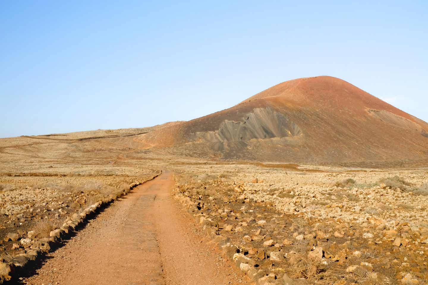 Wanderweg durch karge Vulkanlandschaft zum Calderón Hondo auf Fuerteventura