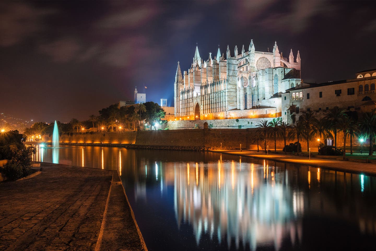 Mittelalterliche Kathedrale bei Nacht in Palma