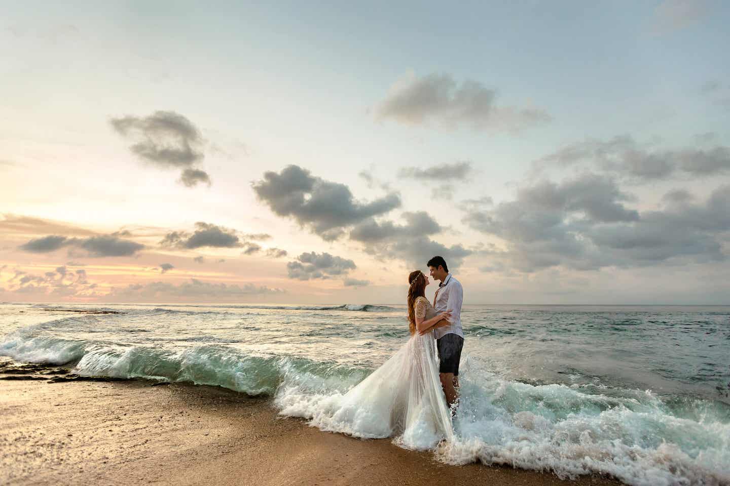 Die Traumhochzeit auf den Seychellen will gut vorbereitet sein: Paar am Strand