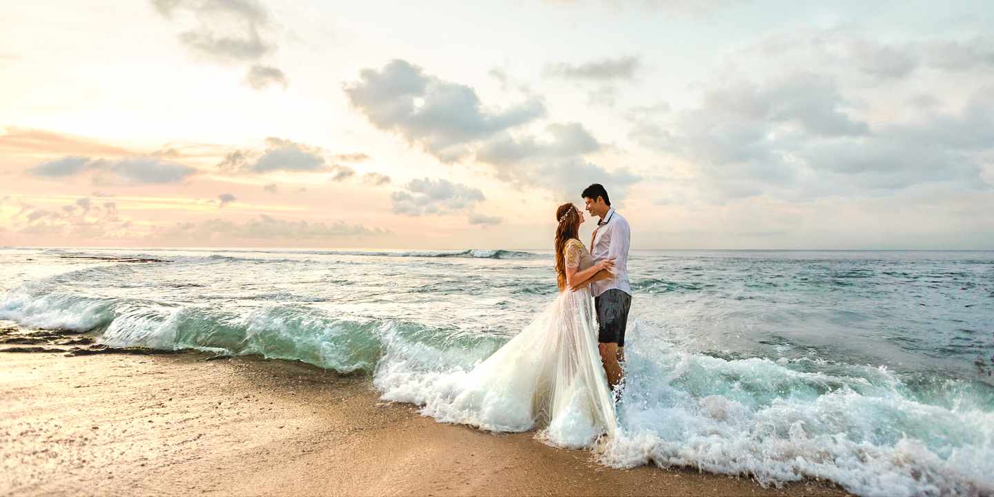 Die Traumhochzeit auf den Seychellen will gut vorbereitet sein: Paar am Strand