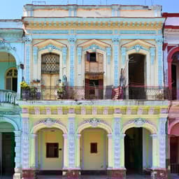 kuba-havanna-bunte-haeuserfassade-g-1276636295.jpeg