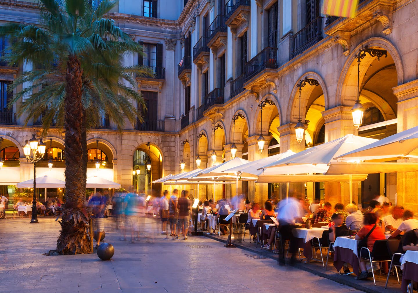 Nachtansicht des Plaça Reial in Barcelona mit Restaurants
