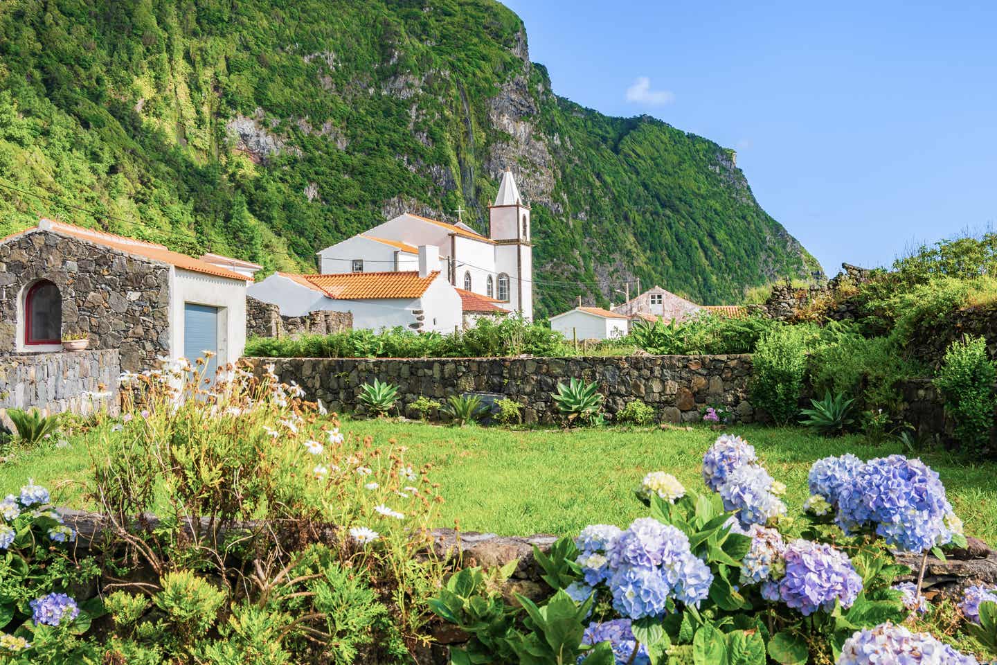 Die Insel Flores auf den Azoren zur besten Reisezeit: Blick auf die traditionelle Architektur