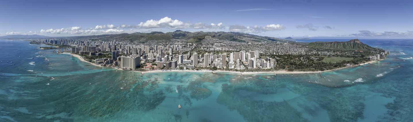 Oahu Urlaub mit DERTOUR. Panoramaaufnahme von Hawaiis Hauptstadt Honolulu auf Oahu