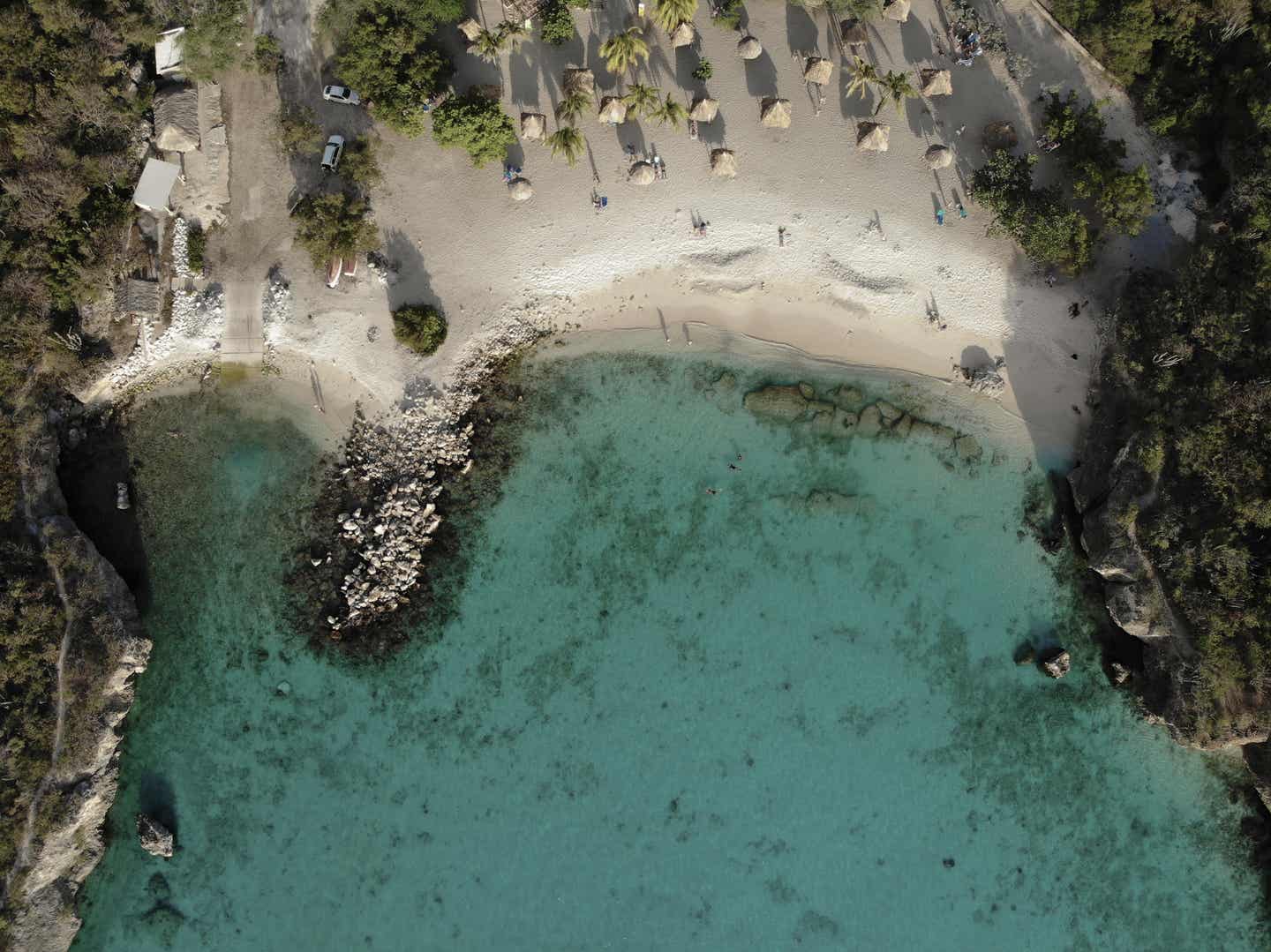 Willemstad Urlaub mit DERTOUR. Vertikale Luftaufnahme des Strands Daaibooi bei Willemstad mit türkisblauem Wasser