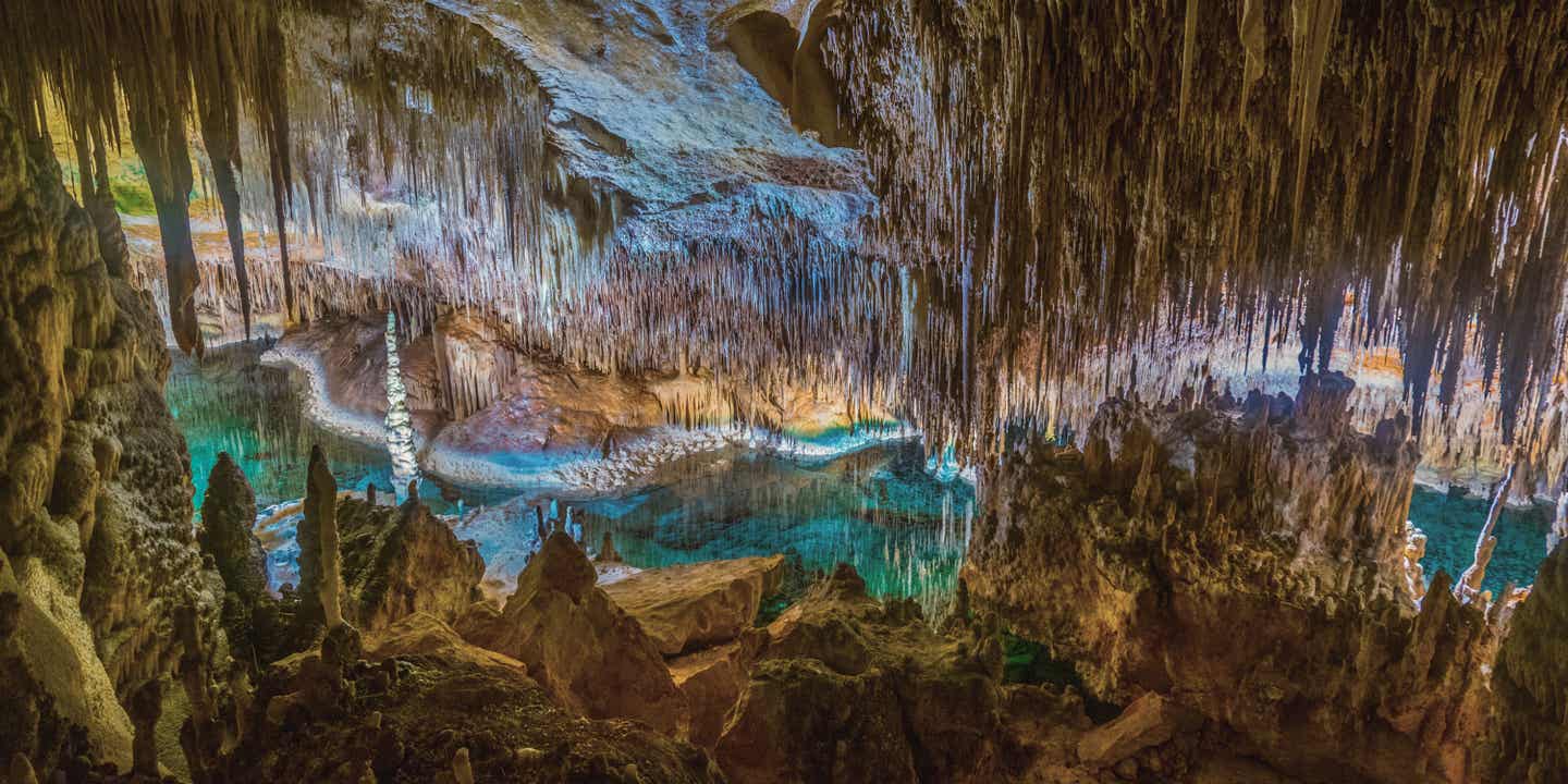 Die Cuevas del Drach sind eine bekannte Mallorca-Sehenswürdigkeit. Das Höhlensystem nahe Porto Cristo beeindruckt mit mehreren Kammern und einem großen unterirdischen See