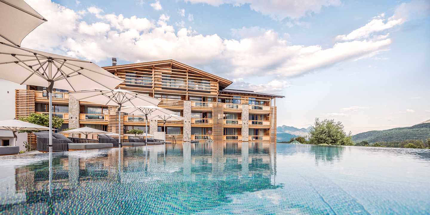 Infinity-Pool mit Bergblick vor dem Alpenresort Schwarz in Mieming, Tirol