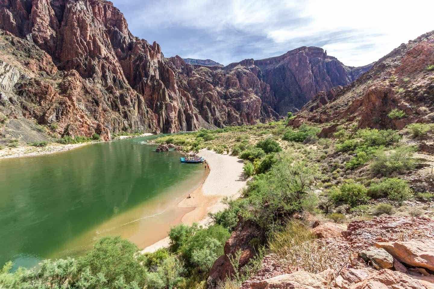 Grand-Canyon-Nationalpark: Boote am Ufer des Colorado River