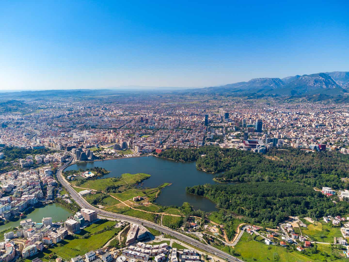 Albaniens schöne Orte: Tirana-See von oben