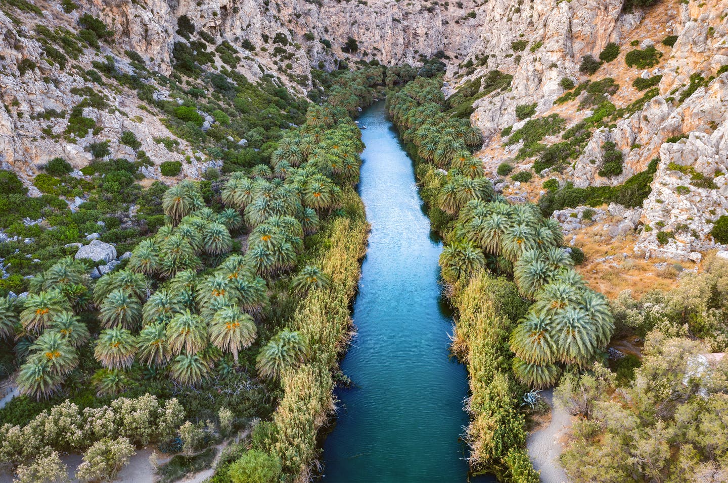 Schönste Schluchten Kreta: Fluss, der durch eine Schlucht führt 