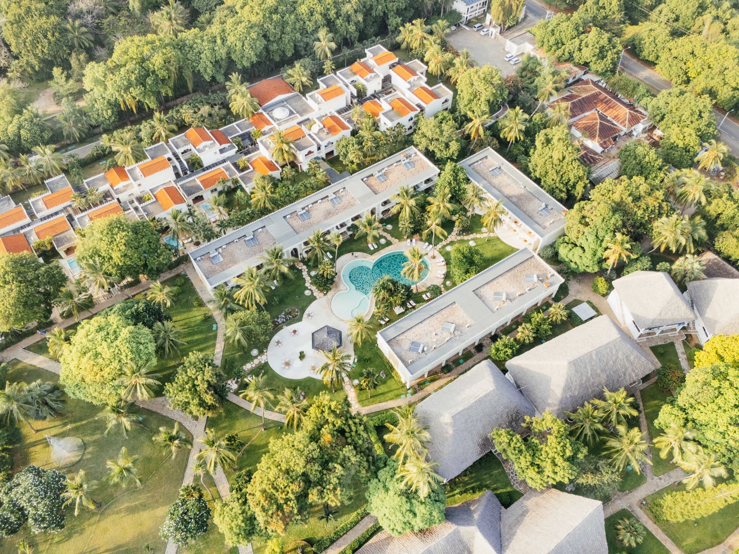 Luftaufnahme Hotelanlage mit zentralem Pool