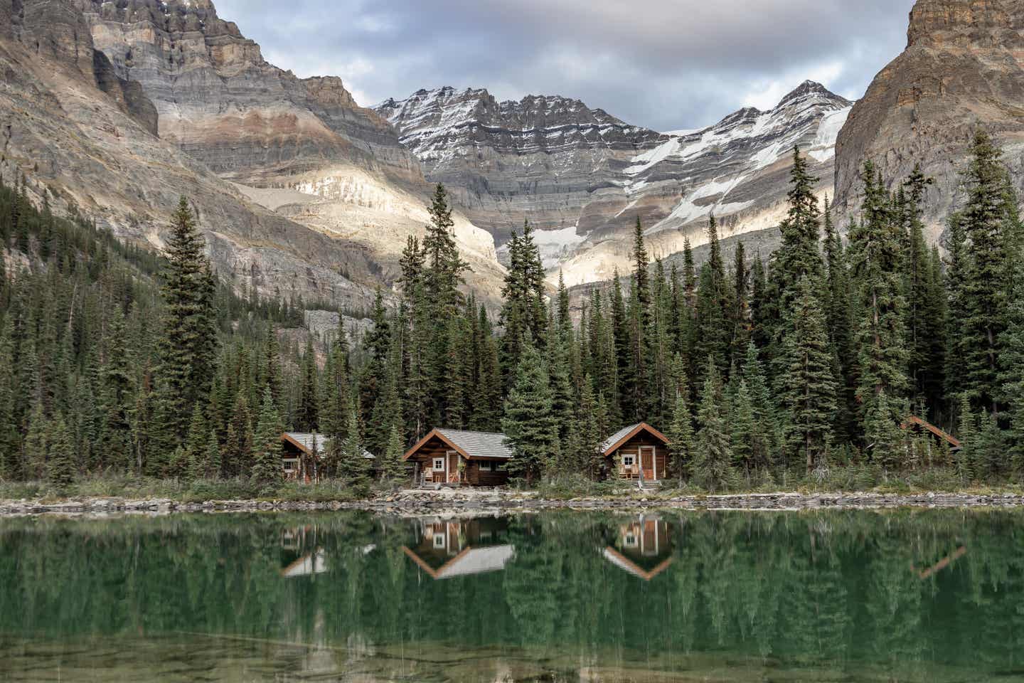 British Columbia Urlaub mit DERTOUR. Hütten im Wald am Ufer des Lake O'Hara im Yoho Nationalpark, British Columbia