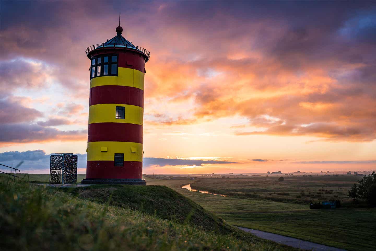 Deutschland Ostfriesland Pilsum Leuchtturm bei Sonnenuntergang