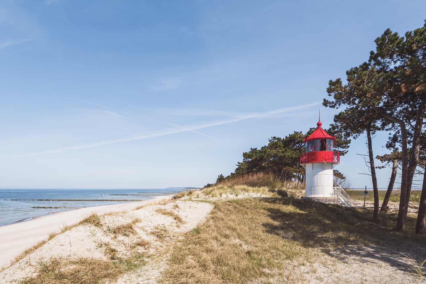 Der Leuchtturm Gellen auf der Insel Hiddensee ist ein schönes Ziel im Ostsee-Urlaub