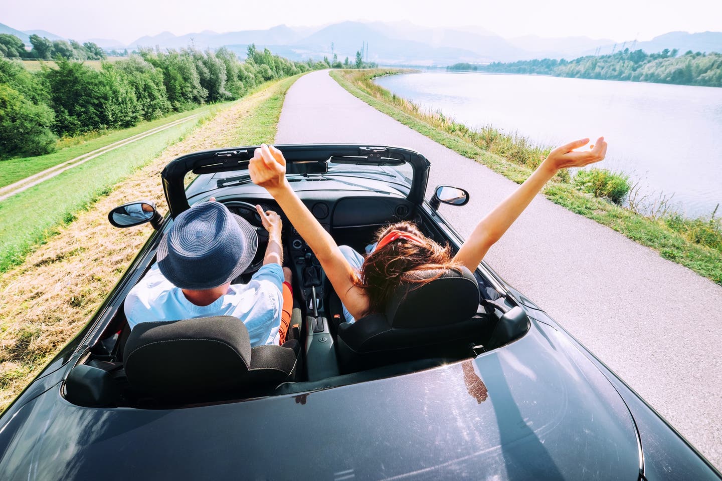 Selbstfahrer-Rundreisen: Pärchen im Cabrio