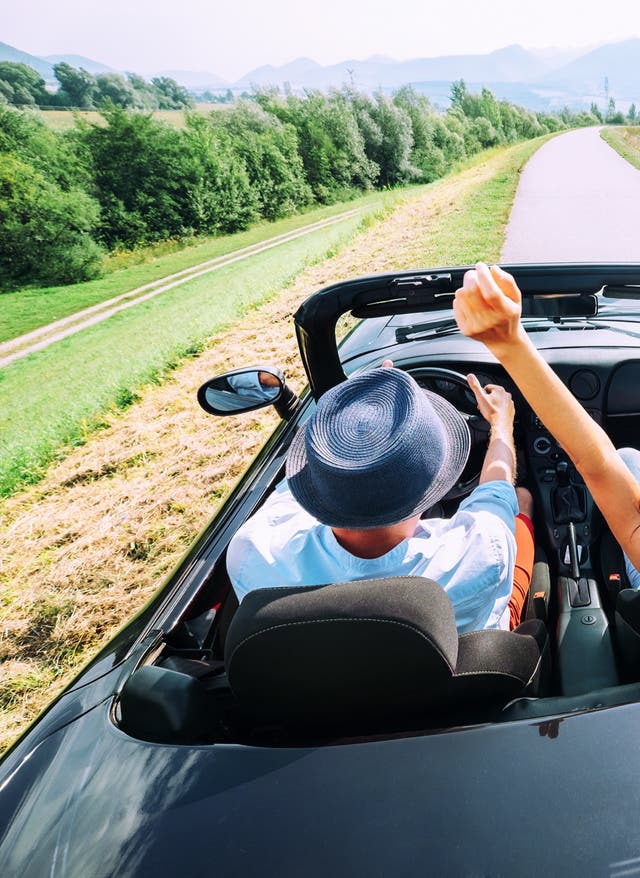 Selbstfahrer-Rundreisen: Urlaub individuell Selbstfahrer-Rundreisen: Pärchen im Cabrio