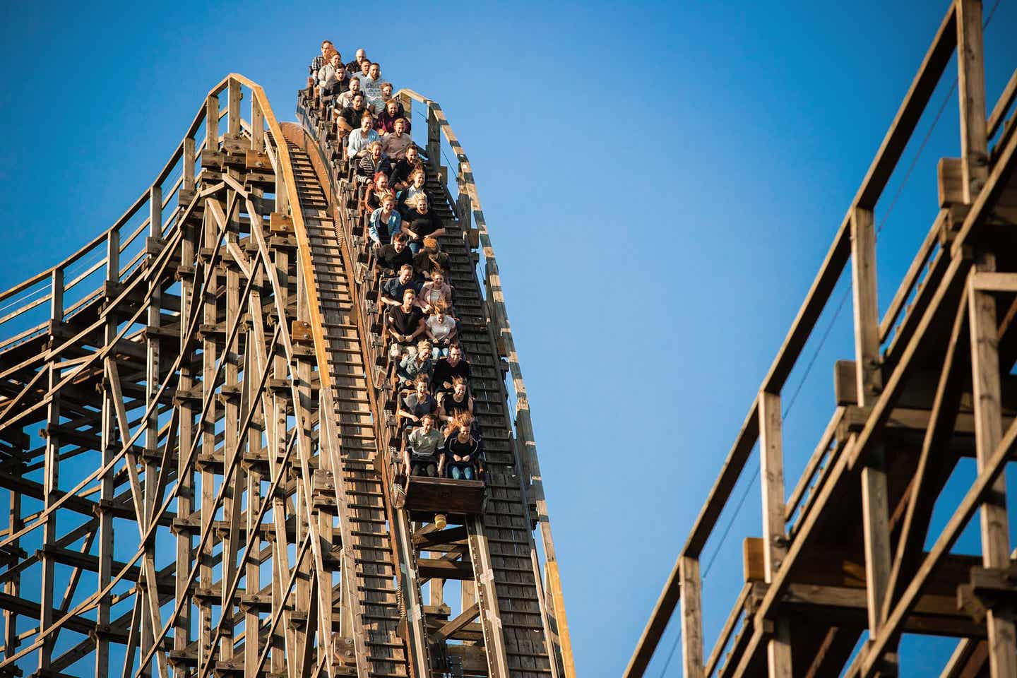 Die Heide-Park-Holzachterbahn Colossos mit einer steilen Abfahrt