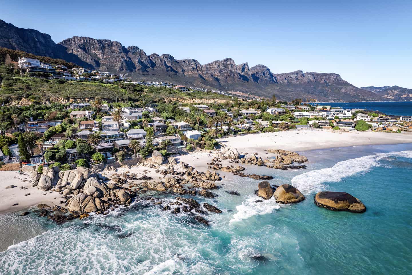 Luftaufnahme des Strandes von Clifton in Kapstadt, Westkap, Südafrika 