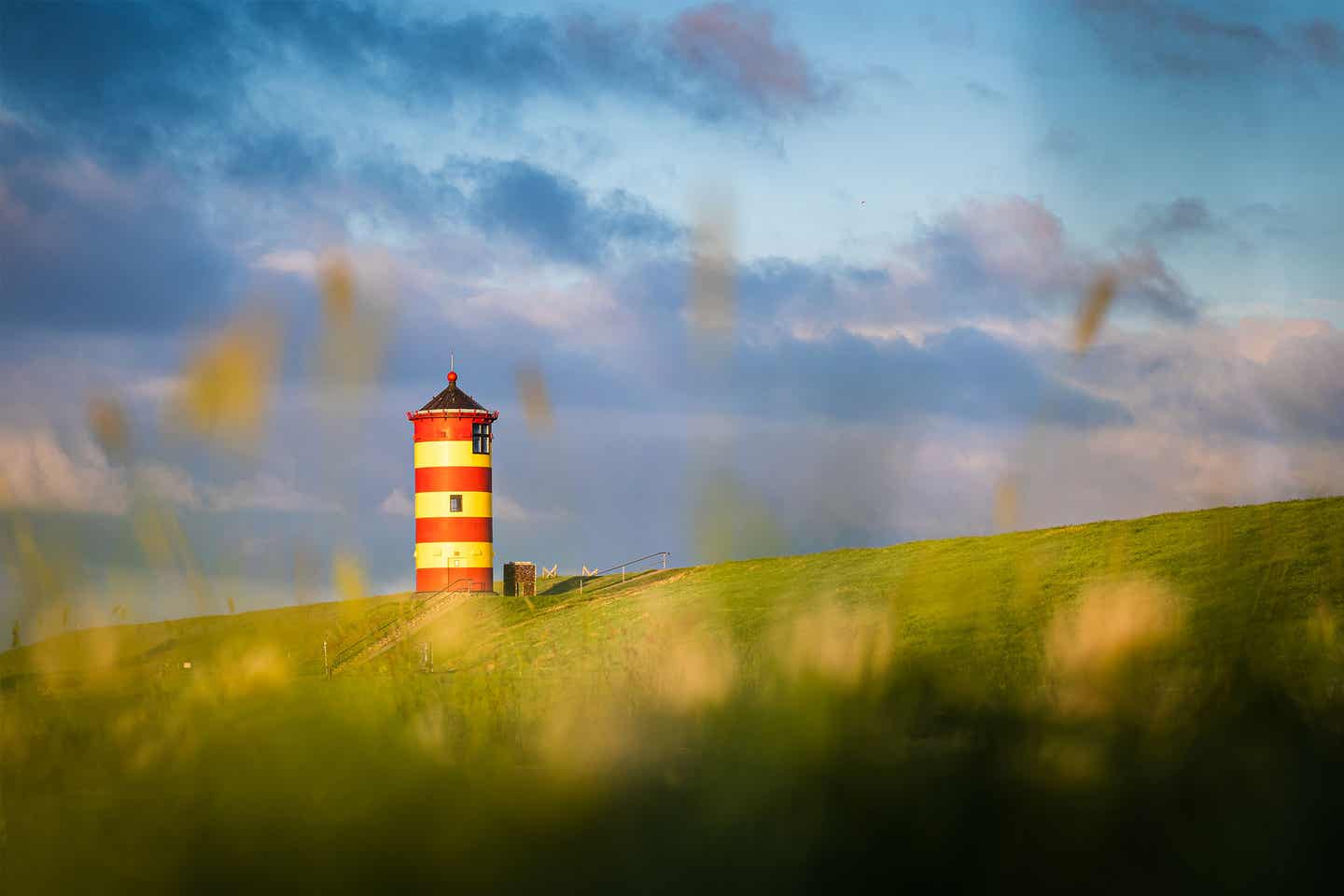 Deutschland Ostfriesland Pilsum Leuchtturm auf einen Hügel