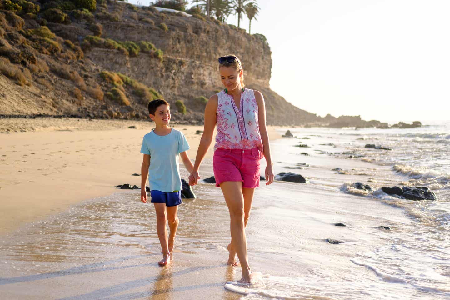 Sommerurlaub Aldiana Mutter und Sohn am Strand Fuerteventura