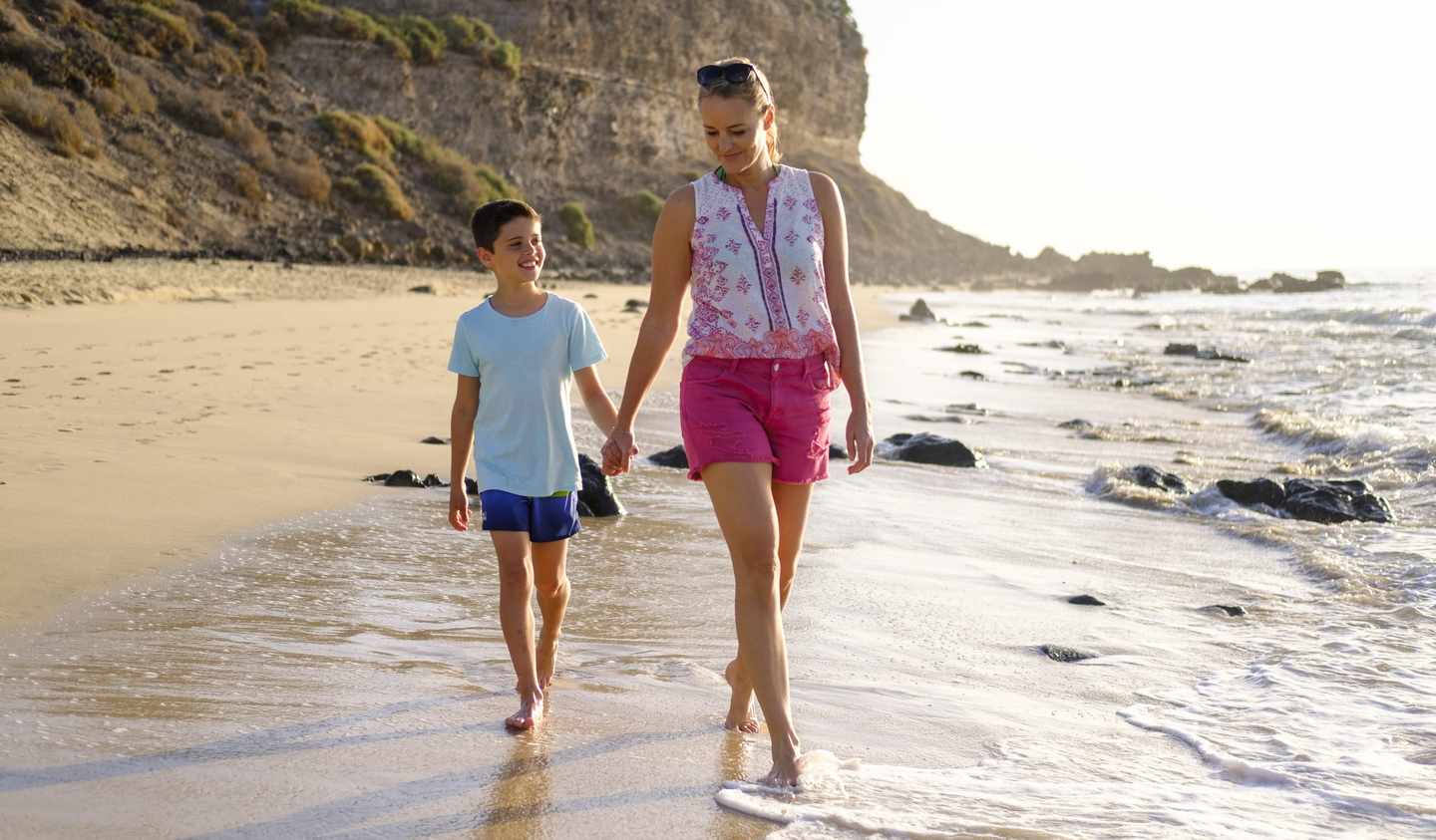 Sommerurlaub Aldiana Mutter und Sohn am Strand Fuerteventura