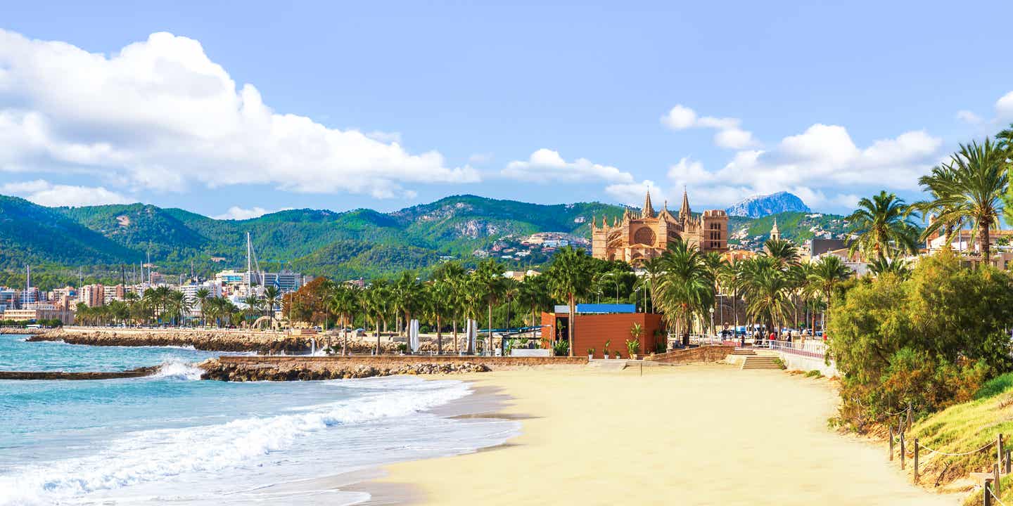 Blick auf den Stadtstrand von Palma de Mallorca mit der Kathedrale im Hintergrund
