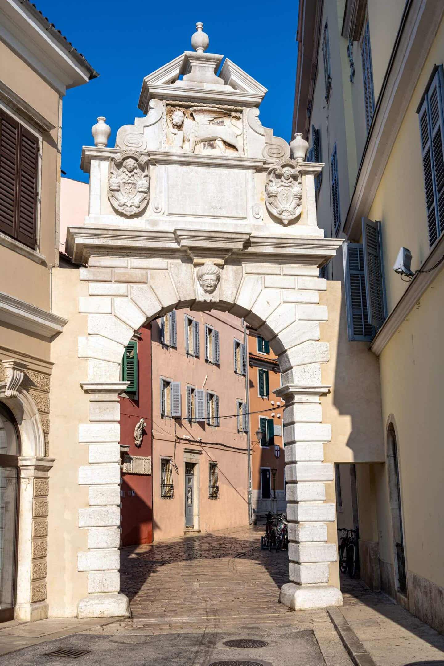 Antiker Torbogen in der Altstadt von Rovinj 