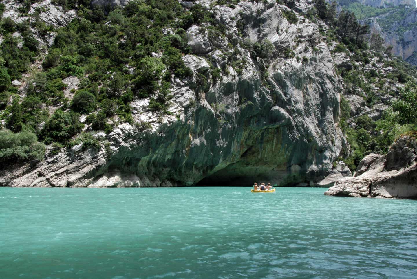 Provence Urlaub mit DERTOUR. Familie paddelt in einem Boot durch die Verdon-Schlucht