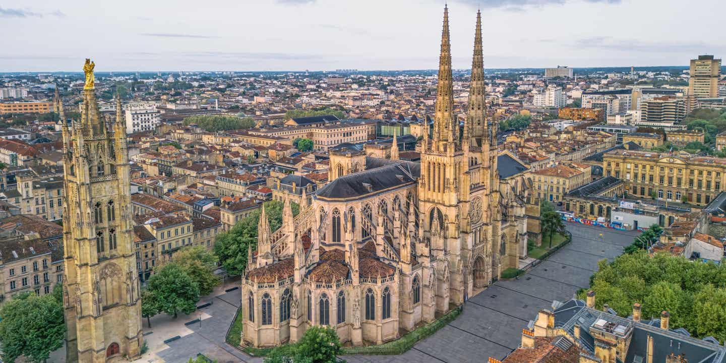 Blick aus der Vogelperspektive auf Bordeaux mit Kathedrale