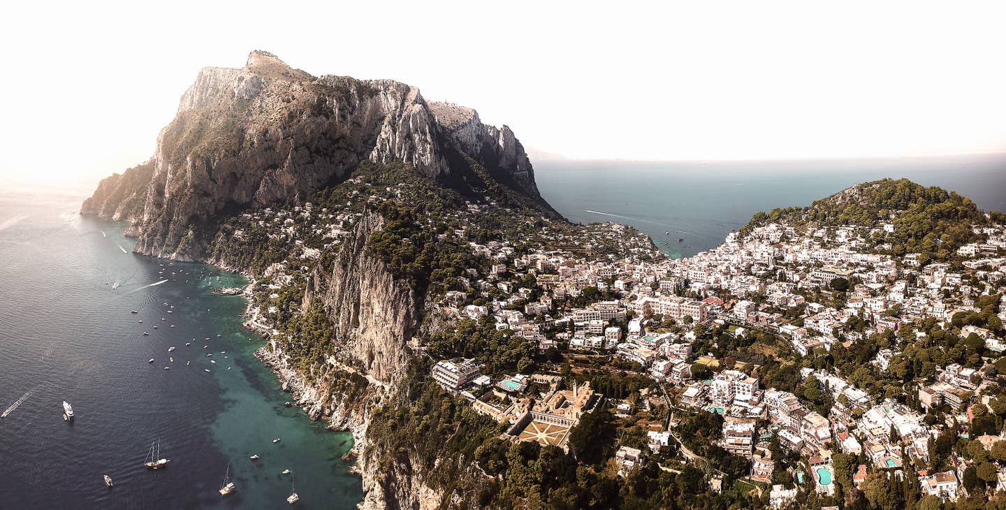 Capri Urlaub mit DERTOUR. Luftaufnahme der Insel Capri