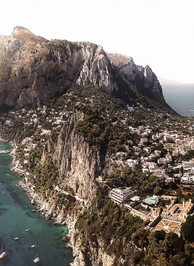 Capri Urlaub Capri Urlaub mit DERTOUR. Luftaufnahme der Insel Capri