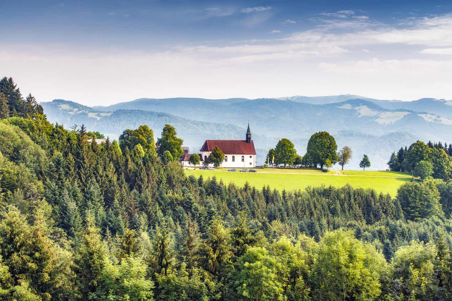 Eine kleine Kirche inmitten der grünen Landschaft des Schwarzwalds