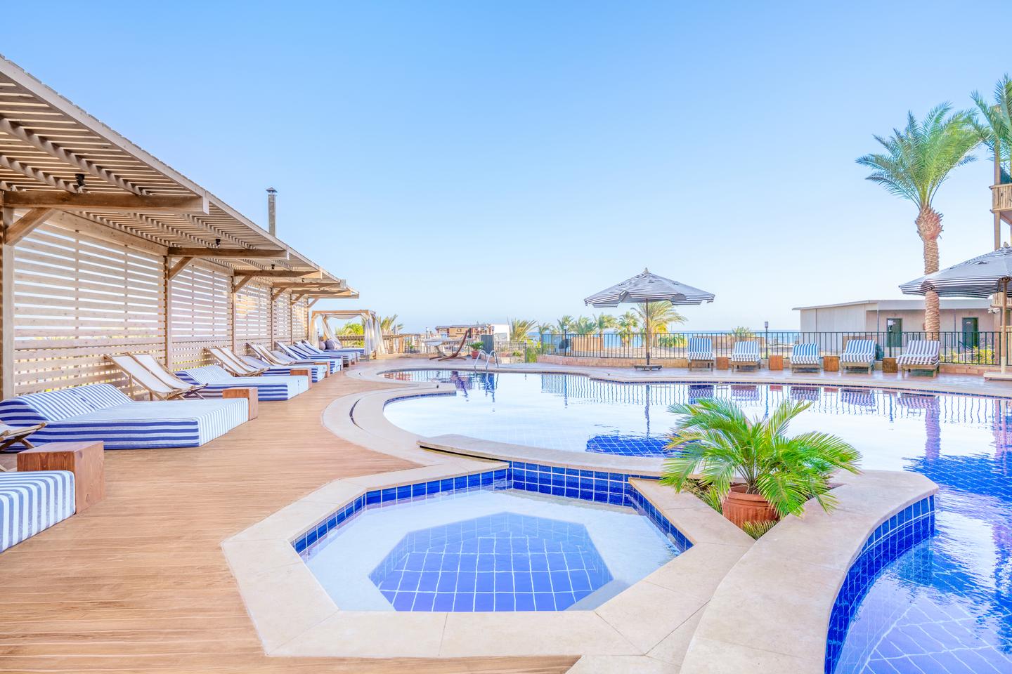 Liegen am Hotelpool des ananea Hurghada